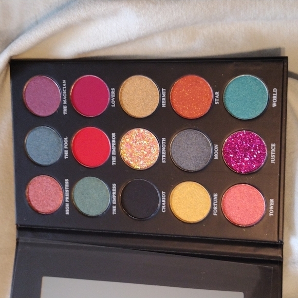 Peachy Queen Tarot The Sun Eyeshadow palette - Picture 4 of 4